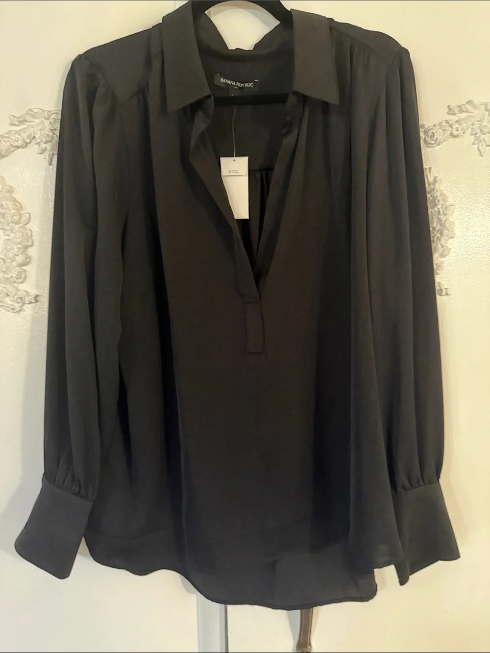 Banana Republic Black V-Neck Long Sleeve Blouse with Collar SZ XL. NWT